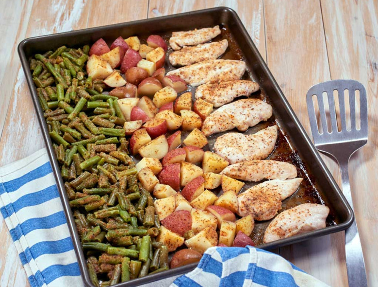 Easy sheet pan meal of chicken and green beans for diabetics
