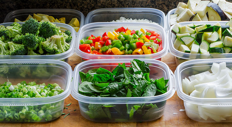 https://www.diabetesfoodhub.org/system/user_files/Images/salad-containers.jpg